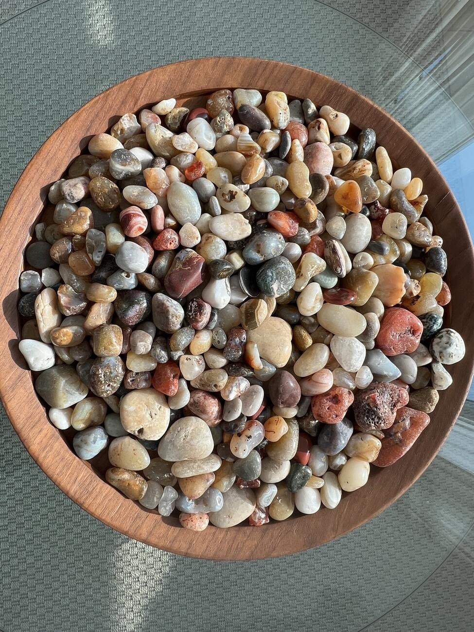 Raw agate collection from Yemen displayed in an EGP archive bowl
